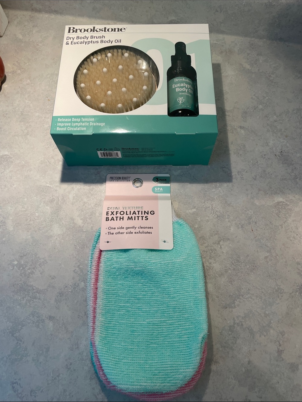 Brookstone Aromatherapy Dry Brush and Oil Kit/Precision Beauty Exfoliating Mitts